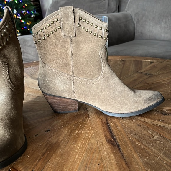 VERY VOLATILE SUEDE PULL ON BOOTIES/Size 10 - Picture 2 of 11